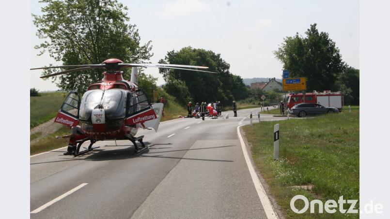 Eine Autofahrerin übersieht bei Falkenberg beim Abbiegen einen Motorradfahrer. Er musste mit dem Rettungshubschrauber ins Krankenhaus geflogen werden. wro