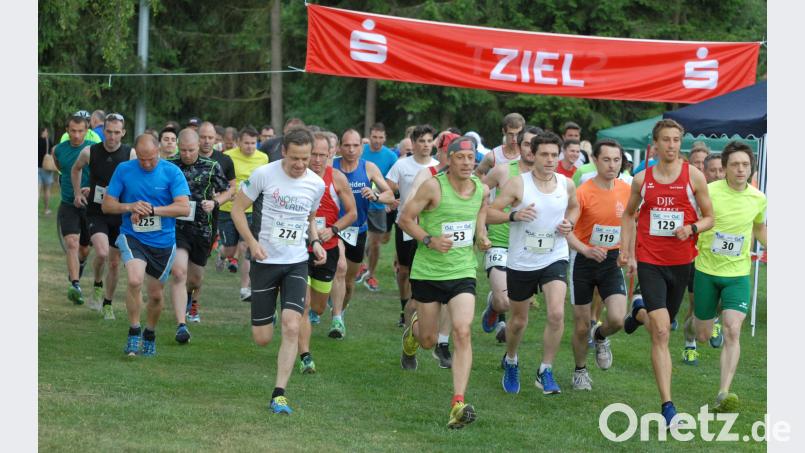Start zum Hauptlauf über die neue 8200-Meter-Route: Swen Arnold von der DJK Weiden (Zweiter von rechts, Startnummer 129) lief mit 29:21 Minuten die Tagesbestzeit. Gebert, Rudolf