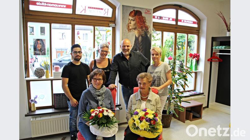Blumen und Dank zum Abschied gab es nach einem langen Berufsleben für Sieglinde Friedl (vorne, rechts) von Chef Roman Kill (hinten, Zweiter von rechts), Mit Blumen gratulierten er und sein Team (hinten, von links) Pilal Güdük, Lorena Ritter und Claudia Götz zudem Anita Heser (vorne, links). jma