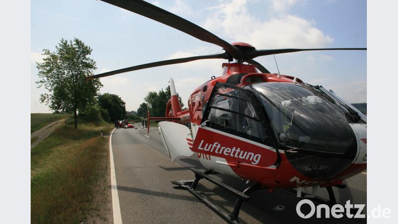 Eine Autofahrerin übersieht bei Falkenberg beim Abbiegen einen Motorradfahrer. Er musste mit dem Rettungshubschrauber ins Krankenhaus geflogen werden. wro