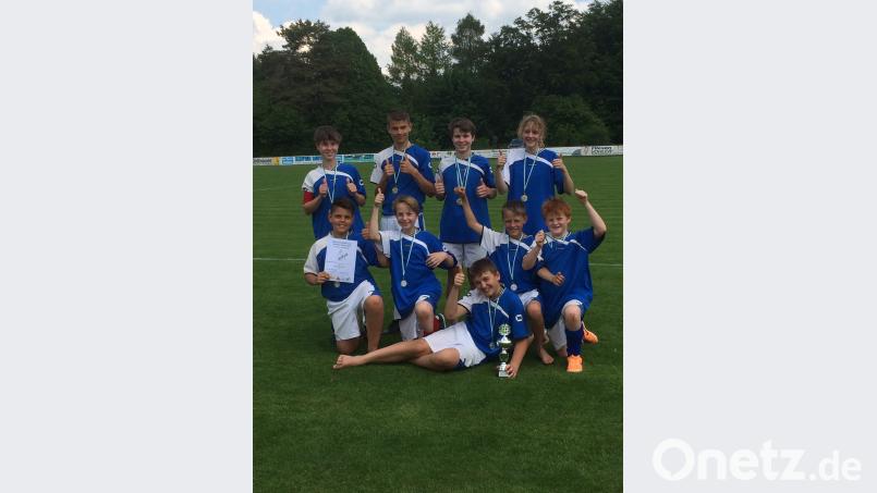 Die jubelnden Sieger des Turniers, die Ministranten aus Königstein und Neukirchen  (hinten von links) Jakob Guttenberger, Thomas Mertel, Benedikt Guttenberger, Sarah Ertel  sowie (vorne von links) Clemens Mertel, Merlin Ertel, Johann Stollner, Valentin Brunner und Sebastian Köller. gut