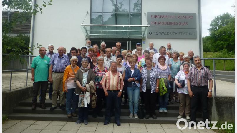 Die Teilnehmer stellen sich vor dem Europäischem Museum für Modernes Glas in Rödental zum Erinnerungsfoto auf. exb
