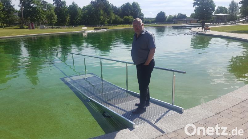 Eine Rampe sorgt im Naturerlebnisbad für einen behindertengerechten Zugang zum Schwimmerbecken, wie Bürgermeister Josef Reindl hier zeigt. ads