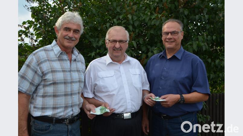 200 Euro aus dem Benefiz-Torwandschießen gehen an die Kinderkrebshilfe in der Region Oberpfalz Nord. Wolfgang Pröls (links) und Martin Vogt (rechts) überreichten den Erlös nun an Vorsitzenden Herbert Putzer (Mitte). dob