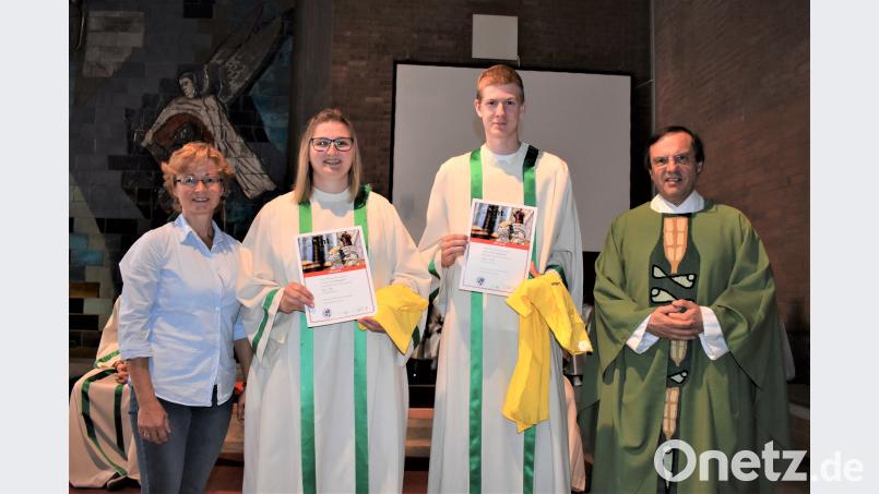 Gemeindereferentin Christine Gößl (links) und Pfarrer Bernhard Müller verabschieden Anna Hößl und Lukas Krauß für ihre langjährigen Ministranten-Dienste. rgr