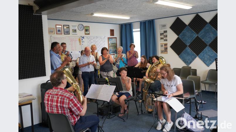 Spontan spielen die &quot;Blechhaufen Youngsters&quot; während ihrer Probe für die Besucher aus Unterfranken. fvo