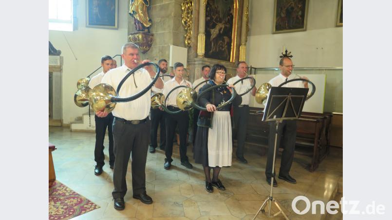 Viel Beifall bekommen die Kaibitzer Schloßbläser in der Stadtpfarrkirche Kemnath. jzk