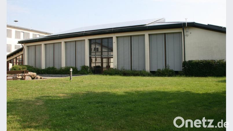 In wenigen Wochen werden in der Mehrzweckhalle die Türen und Fenster erneuert. Im südlichen Bereich (Bild) soll   auch ein weiterer Ein- beziehungsweise Ausgang zur Schießanlage geschaffen werden. wro