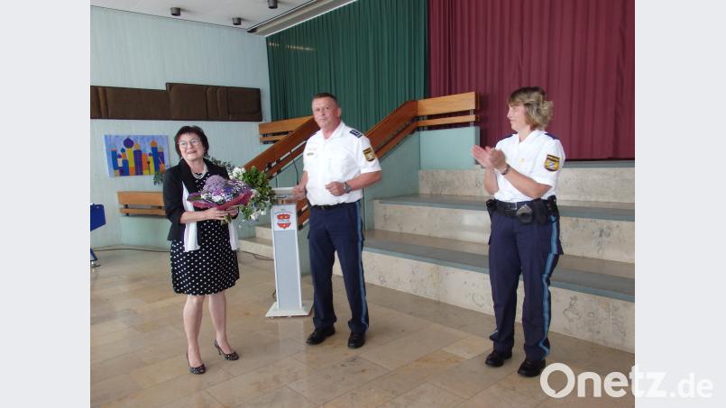 Blumen für die Rektorin (von links)  Gabriele Wachter-Kauschinger, Hermann Weiß, Leiter der Polizei in  Neustadt und Manuela Weidhas. wrt