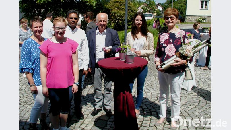Bei den Feierlichkeiten zum Patrozinium &quot;80 Jahre Kirche Herz Jesu&quot;  wurden die Sieger des Quiz`ermittelt: Georg Schreyer (Mitte) gewann den ersten Preis: eine Einladung zum Essen bei Pater Joy. Lena Scherm (Zweite von rechts) nahm den Gewinn, einen Gutschein für eine Torte, stellvertretend für ihren Vater entgegen und schließlich ging dreimal drei Bündel Orgelpfeifen an drei dritte Sieger: Elfriede Preis (rechts) und Sandra und Sophia Normann (Erste und Zweite von links) ld