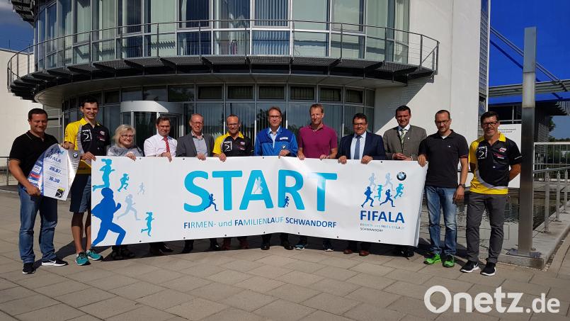 Die Veranstalter und Offiziellen rund um den Firmen- und Familienlauf stellten das Programm vor. Schirmherren sind auch in diesem Jahr Landrat Thomas Ebeling und Bürgermeister Thomas Falter (Dritter und Vierter von links) doz