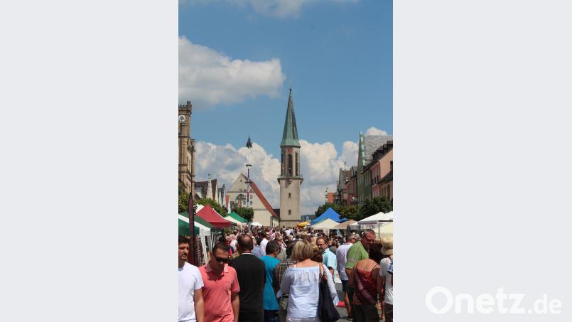 Dichtes Gedränge herrscht bei sommerlichen Temperaturen den ganzen Tag beim 3. Kemnather Bauernmarkt auf dem Stadtplatz. stg