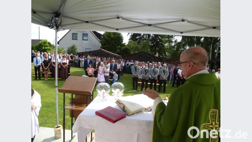 Immer wieder auf die Mitte, also auf Gott,  hin zu zielen, appelliert Pfarrer Bernhard Huber beim Festgottesdienst. bk