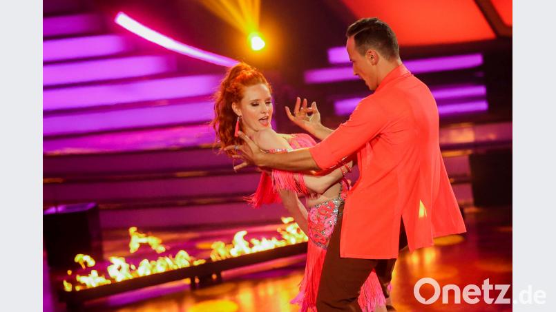 Model Barbara Meier und Profitänzer Sergiu Luca  tanzen im Finale der RTL-Tanzshow Let&#039;s Dance. Rolf Vennenbernd/dpa