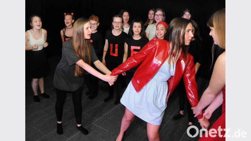 Tina Thaler, dargestellt von Johanna Meiler, steht bei dem Stück „Lach, die Wette gilt!“ im Mittelpunkt des Interesses. Stephan Huber