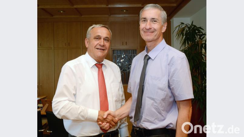 Auf gute Zusammenarbeit: OB Kurt Seggewiß und Martin Leder tauschen sich aus. Schönberger