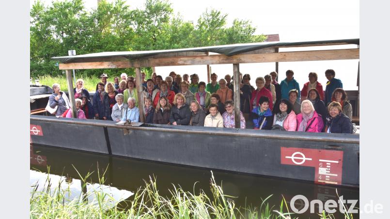 Die Frauen in gemütlicher Runde auf dem Lastkahn &quot;Alma Victoria&quot;. mof