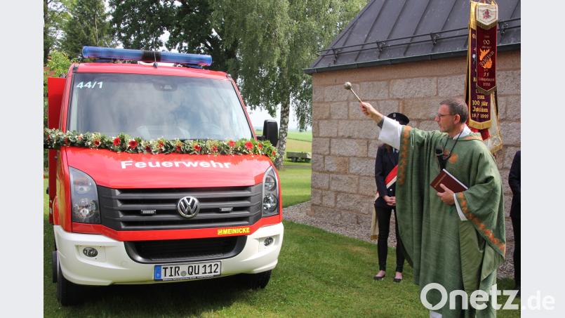 Stadtpfarrer Thomas Vogl bei der Segnung des neuen Tragkraftspritzenfahrzeugs. kro