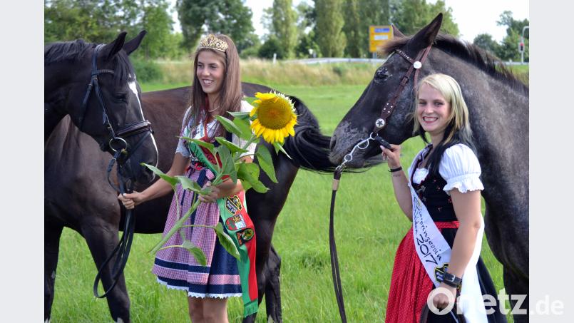 Zwei Hoheiten des letzten Jahres: Bierkönigin Laura Wenzl (links) und Bierprinzessin Julia Budnik. Bild: hcz hcz, Autor [HCZ] [Bernhard Czichon] (bernhardczichon@freenet.de)