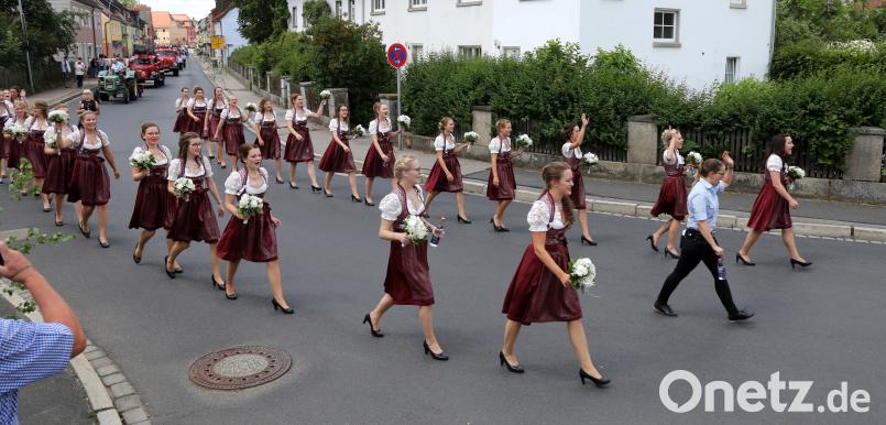 Viel Applaus erhielten die jungen Festdamen am Festzug. mef