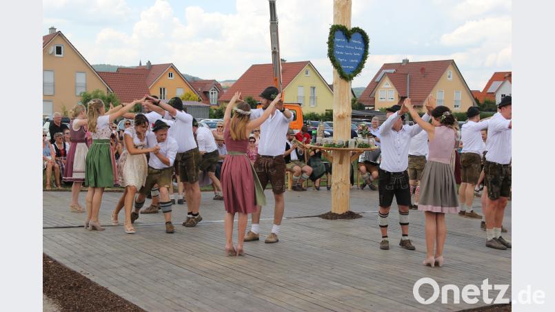 Der Figurentanz gehörte beim Austanzen des Kirwabaumes dazu Bild: ral