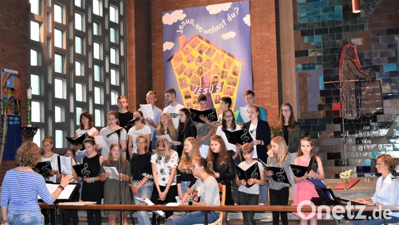 Der Jugendchor Sin falta begleitet den Gottesdienst musikalisch. rgr