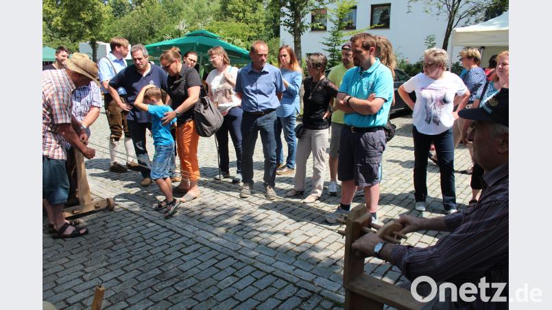 Das Strickedrehen kommt bei den Besuchern sehr gut an. stg