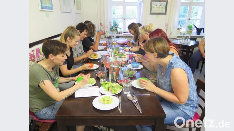 Tanja Franz (rechts) zeigt den Kursteilnehmern, dass veganes Essen sehr gut schmecken kann. jzk