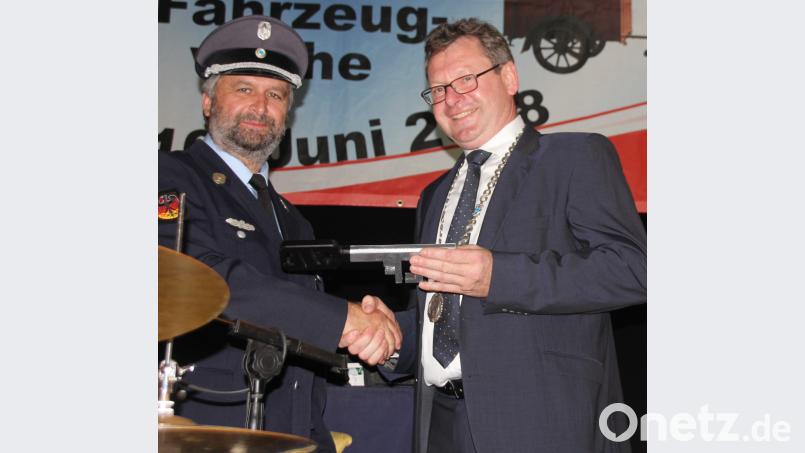 Auf der Bühne im Feststodl erfolgte die offizielle Schlüsselübergabe für das neue Löschfahrzeug von Bürgermeister Martin Prey an den Kommandanten Herbert Laubmann. frd