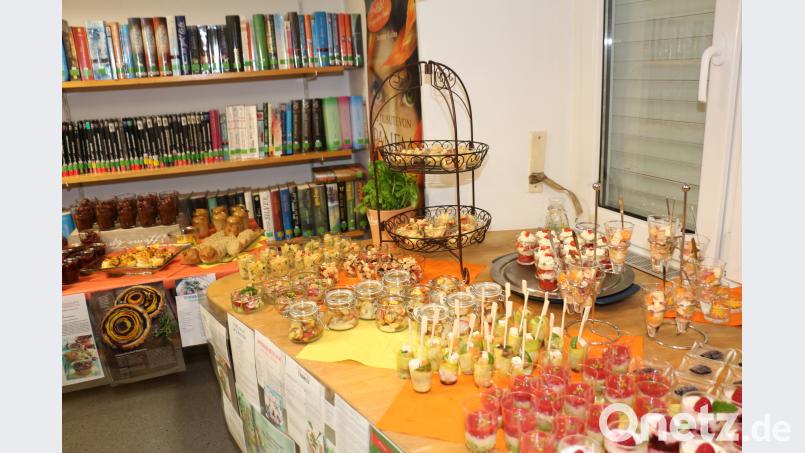 Desserts und Bücher passen sehr gut zusammen, vor allem dann, wenn das Rezept  gleich nebenan im Regal nachzulesen ist. rpp