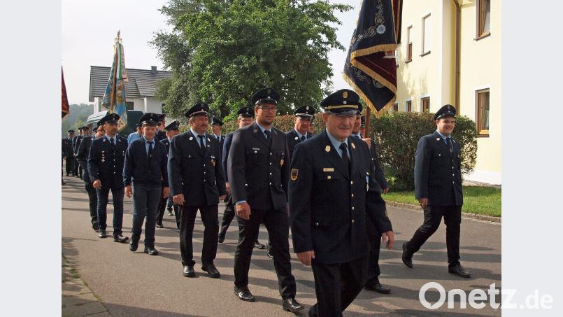 Die Feuerwehr in Rieden feierte am Wochenende ihren 130. Geburtstag. Auch Kreisbrandinspektor Hubert Blödt (vorne) ließ es sich nicht nehmen, beim Festzug mitzulaufen. sön