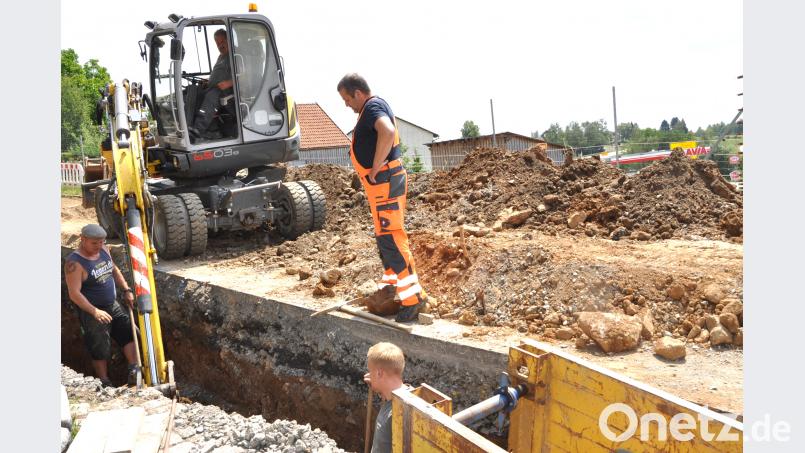 Arbeiter der Firma Josef Hartinger aus Kleinschwand ersetzen Kanal- und Wasserleitungsrohre. es