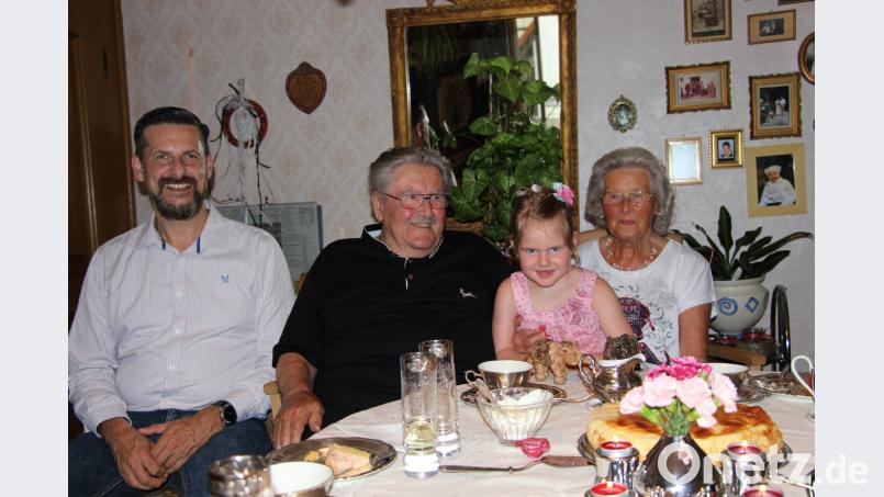 Eva und Wolfgang Weiß bei ihrer Feier zur diamantenen Hochzeit zusammen mit Bürgermeister Roman Berr und Urenkelin Mia. Ehras, Leonhard [DS]