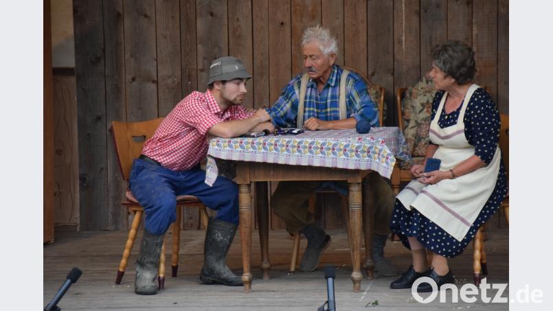 In dem Stück „Der Michl muss heiraten“ spielte Marco Pirner den Bauernsohn Michl, Günter Seibold den Vater und Marianne Koch die Mutter WKU