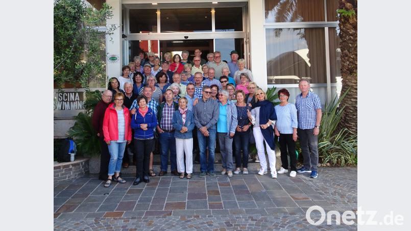 Das Bild zeigt die Wandergruppe mit dem Hotelier Maurizio di Bresciani (Sechster von rechts) kurz vor der Rückreise nach Amberg. Bild: Anna Gottschalk Anna Gottschalk