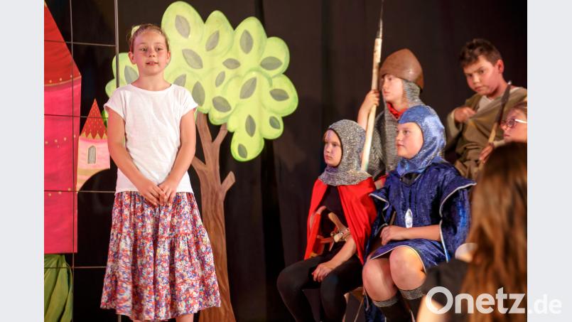 Szenensprecherin Lilli Schmidbauer führt durch das Singspiel des Mittelchors der Sing- und Musikschule. sus