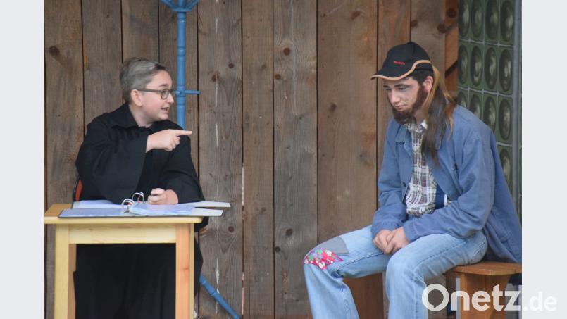 Die Jugendgruppe spielte das Stück „Vor Gericht“, Marius Köller als Richter und Ben Luber als Vagabund,  der angeklagt  war WKU