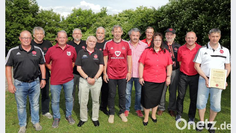 Der 1. FC Nürnberg steht für den Fanclub-Bezirk II Ostbayern natürlich stets an erster Stelle. Sein Vorstand traf sich als Vertreter von 63 Fanclubs zur Jahreshauptversammlung im Gasthof Zum Wulfen in Kauerhof. Gerhard Ach (rechts) wurde dabei zum Ehrenmitglied ernannt. Bilder: Wolfgang Steinbacher (2)