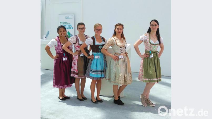 Das Wiesauer Service-Team war von Anfang an stark eingespannt. Daher schafften es von den zwölf Schülern und Schülerinnen nur fünf auf das Erinnerungsfoto. Von links: Diva Hierschel aus Schleid, Christina Kotz aus Poppenricht, Lena Hiltel aus Königstein, Jasmin Grabs aus Neustadt/WN und Melanie Burger aus Konnersreuth. exb