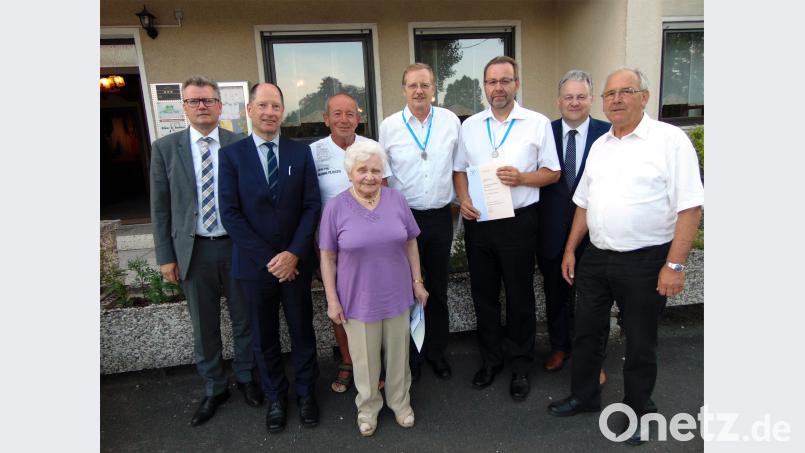 Beim Festabend gratulierten (von links) Bürgermeister Michael Göth, Präsident Wolfgang Kuhn und Landrat Richard Reisinger (Zweiter von rechts) den Geehrten Peter Luber (40 Jahre), Anni Hausner (50, Dritter und Vierte von links) ) sowie Joachim Weiß (45) (rechts) zu ihren langjährigen Mitgliedschaften. Die Verdienstmedaille Stufe 2 des Eigenheimerverbandes gab’s für Armin Kraus und Klaus Frieser (Dritter und Vierter von rechts). Bild: Anton Fenk