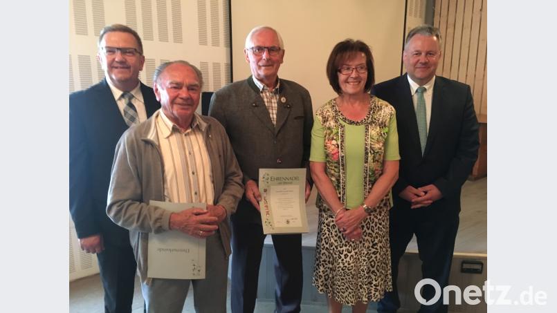Bürgermeister Martin Preuß (links), Kreisvorsitzender Richard Reisinger (rechts) und Vorsitzende Sieglinde Pipetz ehren Josef Kölbl (Zweiter von links) und Alfred Kemptner für 50 Jahre Mitgliedschaft.	Bild: Irene Reng Irene  Reng/exb