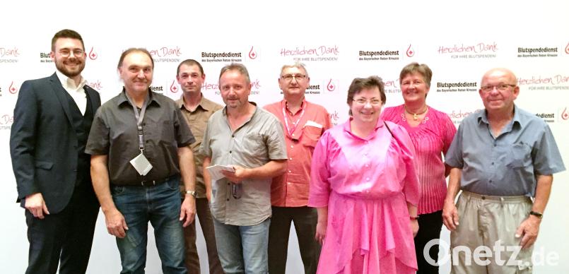 (von links) BRK-Bereitschaftsleiter Sven Lehner mit den ausgezeichneten Blutpendern aus Erbendorf und Reuth bei Erbendorf mit Martin Konz, Norbert Hasenfürther, Norbert Tretter, Bernhard Greger, Isolde Hey, Sigrid Heindl und Alois Ernstberger. Neumann, Jochen [NJN] (jochen.neumann@erbendorf.de)