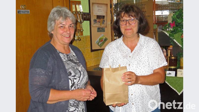 Zu einem Vortrag über praktischen Naturschutz hat die Vorsitzende des Fördervereins Käthe Pühl (links) die Diplom-Biologin Mathilde Müllner vom Naturpark (rechts) eingeladen. Am Ende des Vortrags bekommt jeder Besucher neben Informationsmaterial über Naturschutz auch ein Tütchen mit Samen für eine Blühwiese. ow