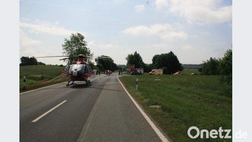 Eine Autofahrerin übersieht bei Falkenberg beim Abbiegen einen Motorradfahrer. Er musste mit dem Rettungshubschrauber ins Krankenhaus geflogen werden. wro