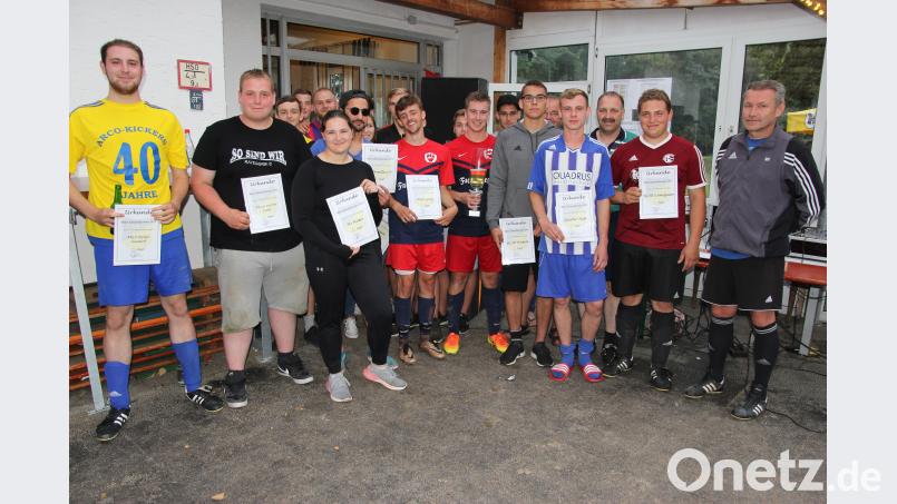 Die  Spielführer der beteiligten Mannschaften erhielten  Urkunden entgegen.  Die "Mofa-Gang" (Mitte) verteidigte auch  heuer ihren Titel. ral