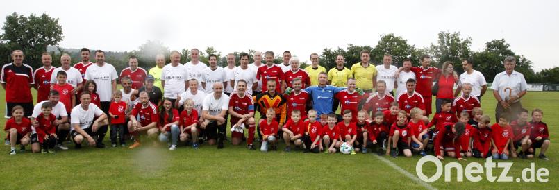 Das All-Star-Team (weiße Trikots) und eine Sternstunden-Auswahl (rot) bestritten am Samstag in Kreith ein Benefizspiel. Hirsch