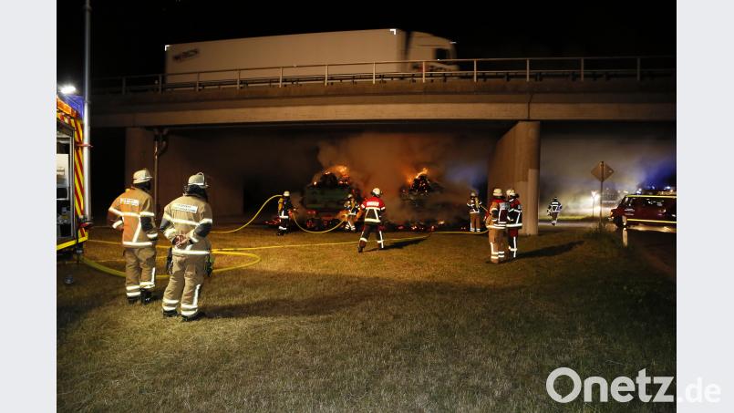 Zwei Heuwagen brannten unter einer Brücke der B 85 bei Schwandorf vollig aus. Die Brücke ist so schwer beschädigt, dass sie gesperrt werden musste. Während des Feuerwehreinsatzes am Dienstagabend brauste noch ein Lkw drüber. Clemens Hösamer