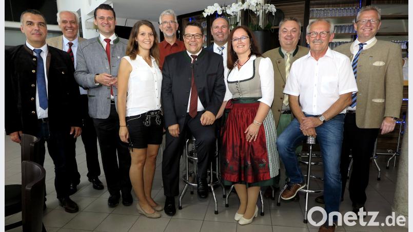 In lockerer Runde feierte Bürgermeister Thomas Falter (Mitte) seinen 50. Geburtstag. Eingerahmt von Frau Elke und Tochter Nicole sowie zahlreichen Gratulanten. Hirsch (RHI), Rudolf [RHI] (RUDOLF.HIRSCH@T-ONLINE.DE)