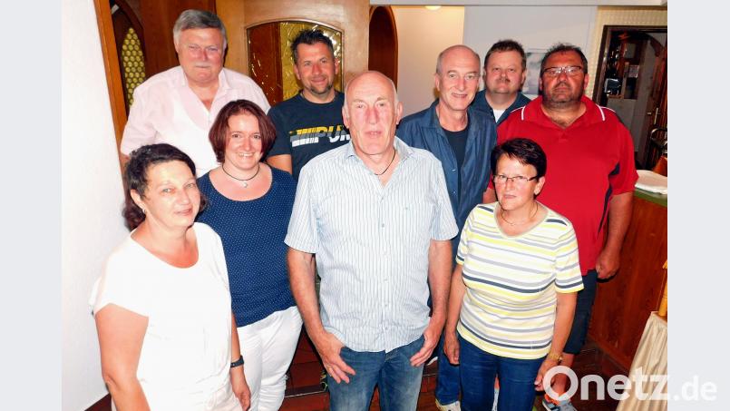 Bürgermeister Manfred Porsch (links) gratuliert der bewährten SKC-Vorstandsriege mit Birgit Schmolke, Edeltraud Neiß, Markus Schindler, Wilhelm Kreutzer Günther Kreutzer, Alexander Weiß, Waltraud Kauper und Stephan Stüpfert (von links). hai