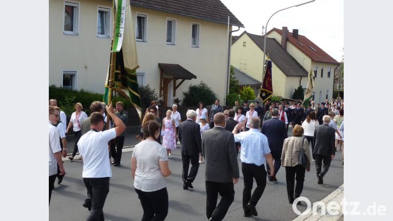 In den Zug durch die Dorfstraße reihen sich auch Landrat Richard Reisinger, Bürgermeister, Markträte und Gauschützenprominenz ein. bk